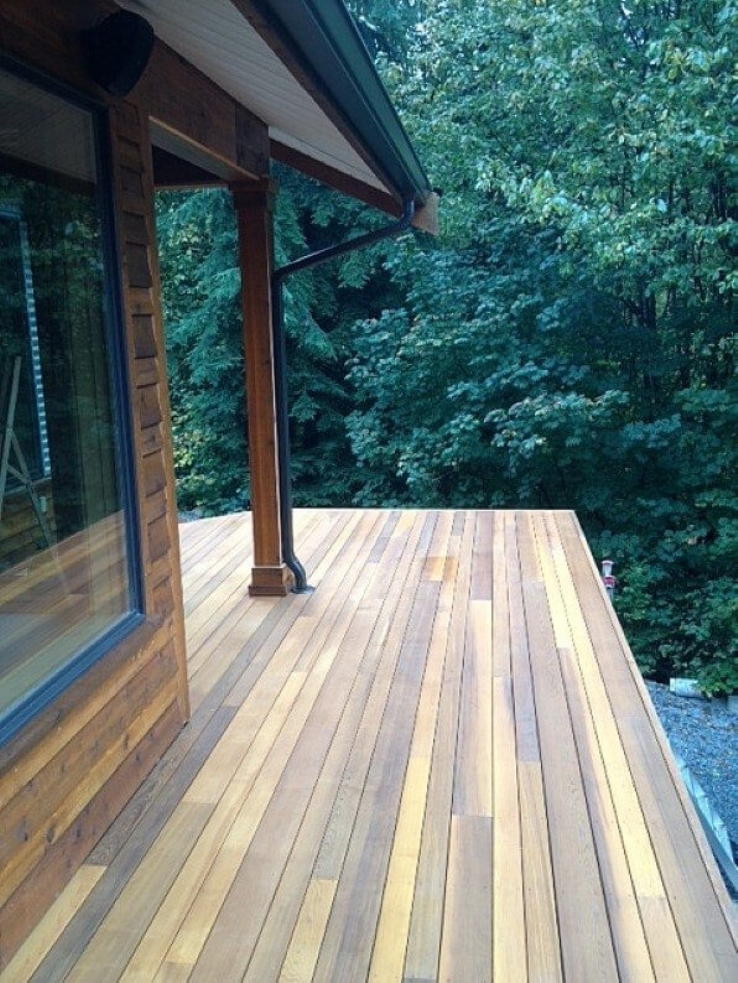1500 ftsq multi level cedar deck with 10 mm teperd glass handrail and 