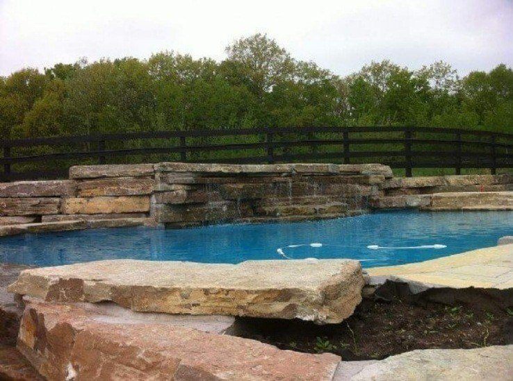 Pool side area with retaining wall